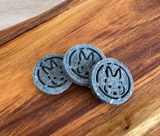 Botanical Skin and Coat rabbit biscuit with blackberry leaf and phycocyanin from BunBun & Co
