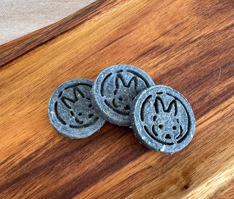 Botanical Skin and Coat rabbit biscuit with blackberry leaf and phycocyanin from BunBun & Co
